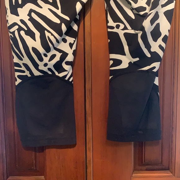 Nike Women’s Palm Epic Lux Capris - Picture 4 of 7